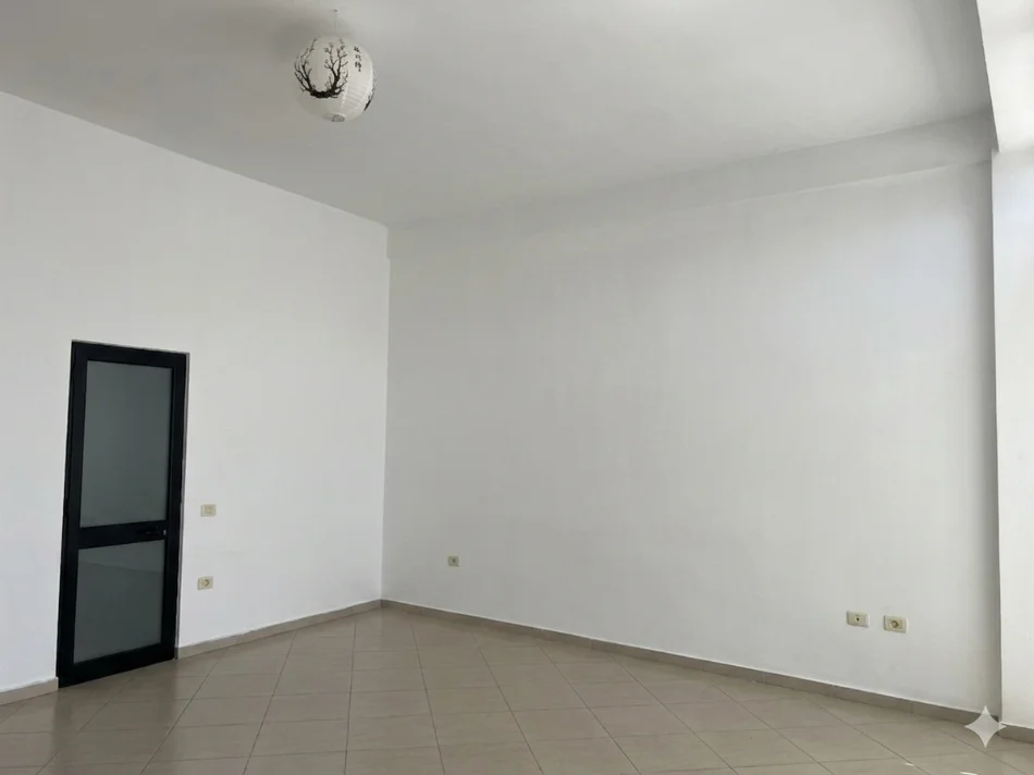 Tirane, jepet me qera nga Pronari, pa-komision dyqan Kati 0, 50 m² + vend parkimi  400 € (Rruga Shefqet Kuka,ngjitur me Cafe Luna)
