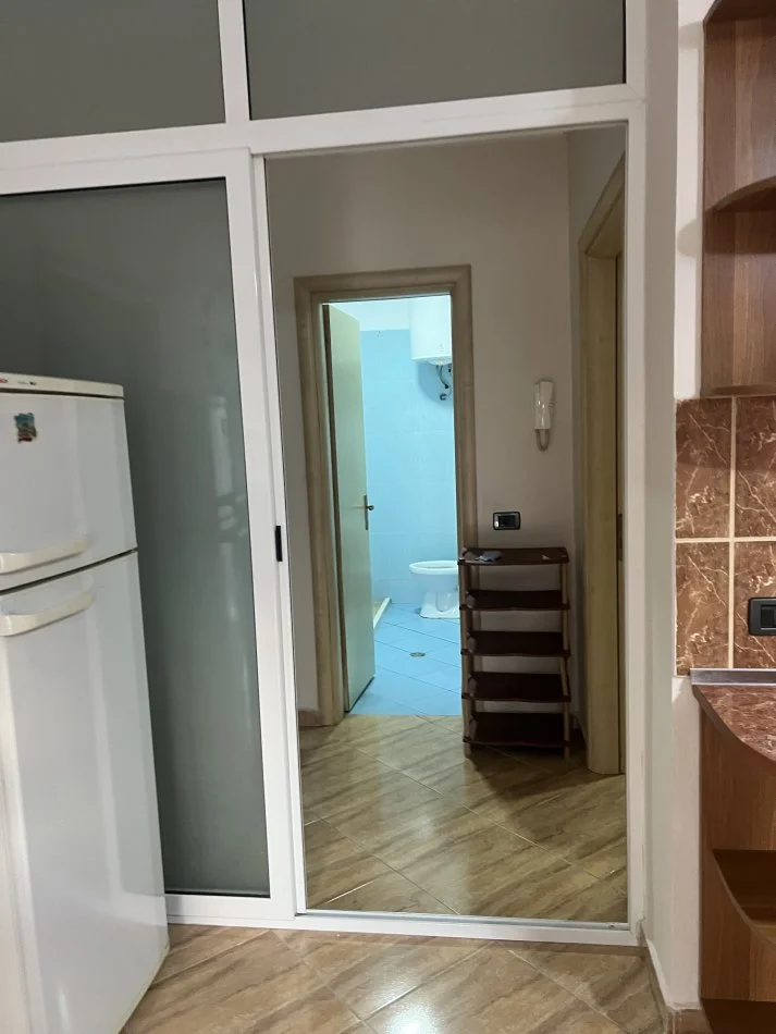 Tirane, jepet me qera apartament 2+1+Ballkon Kati 4, 95 m² 430 € (Rruga Loni Ligori Vero Kafe ASTIR)