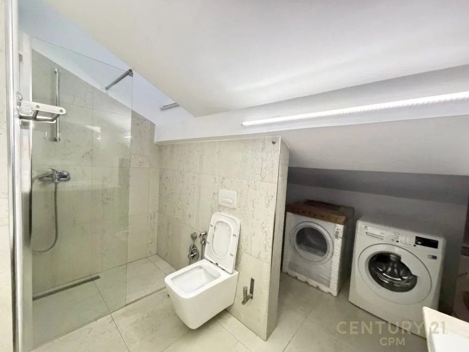 Tirane, jepet me qera apartament duplex 3+1 Kati 6, 180 m² 1.200 € (Rrethrrotullimi Selite)