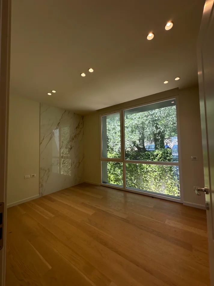 Tirane, shitet apartament 3+1 Kati 1, 154 m² 350.000 € 