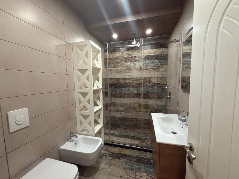 Tirane, jepet me qera apartament 2+1+Ballkon Kati 3, 100 m² 500 € (Rruga Teodor Keko)
