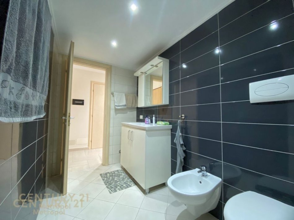 Tirane, jepet me qera apartament 2+1 Kati 3, 103 m² 450 € (Fresk)