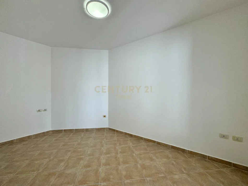 Tirane, shes apartament 2+1+Aneks+Ballkon Kati 2, 121 m² 209.000 € 