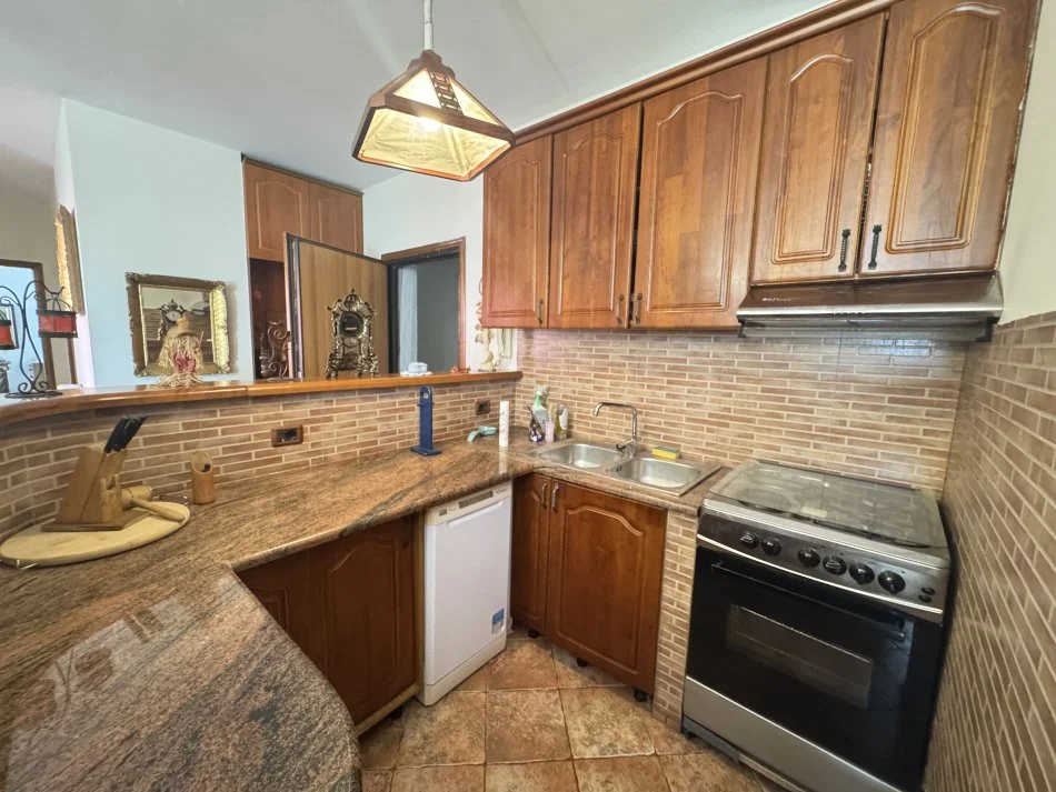 Tirane, jepet me qera apartament Kati 5, 100 m² 650 € 