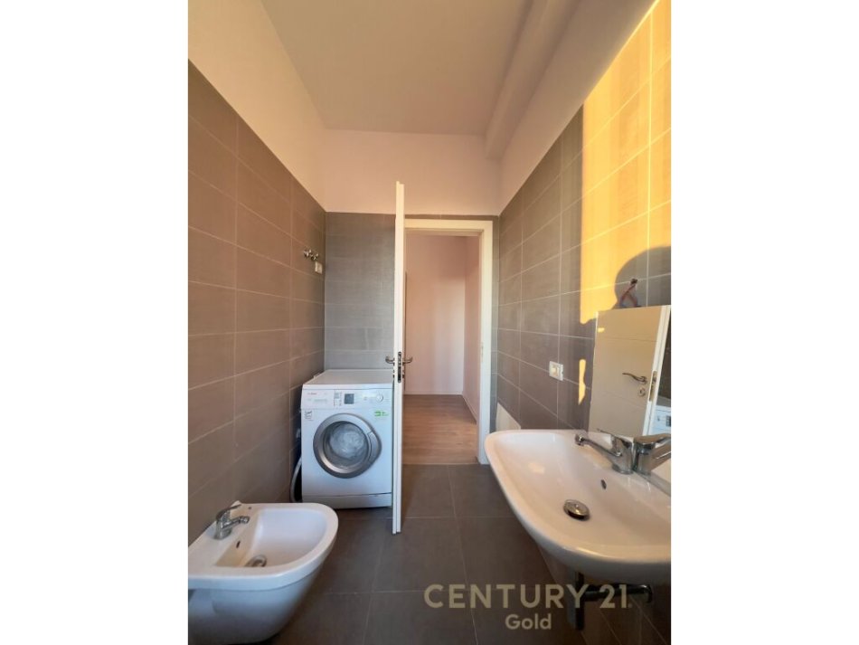 Tirane, jepet me qera apartament 2+1 Kati 9, 85 m² 600 € (Ish Fusha e Aviacionit)