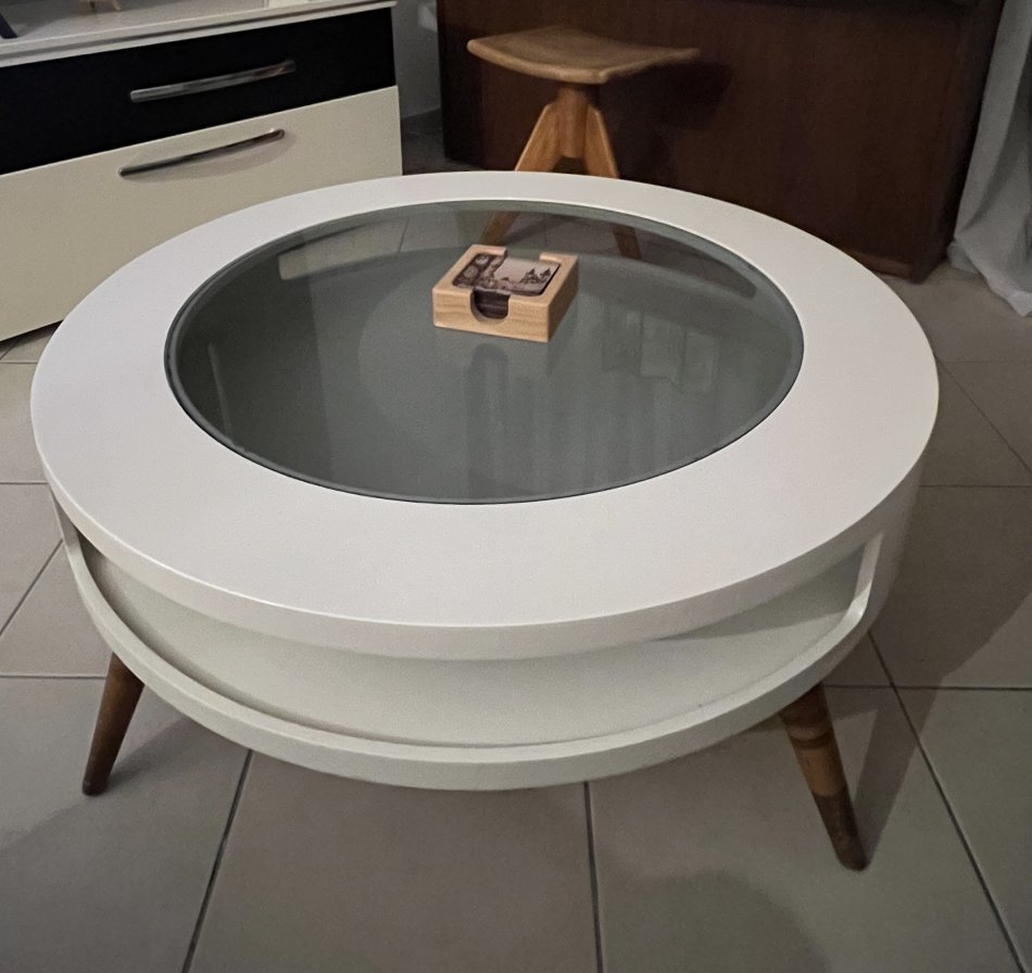 Tirane, shes Shitet tavoline mesi 70 €