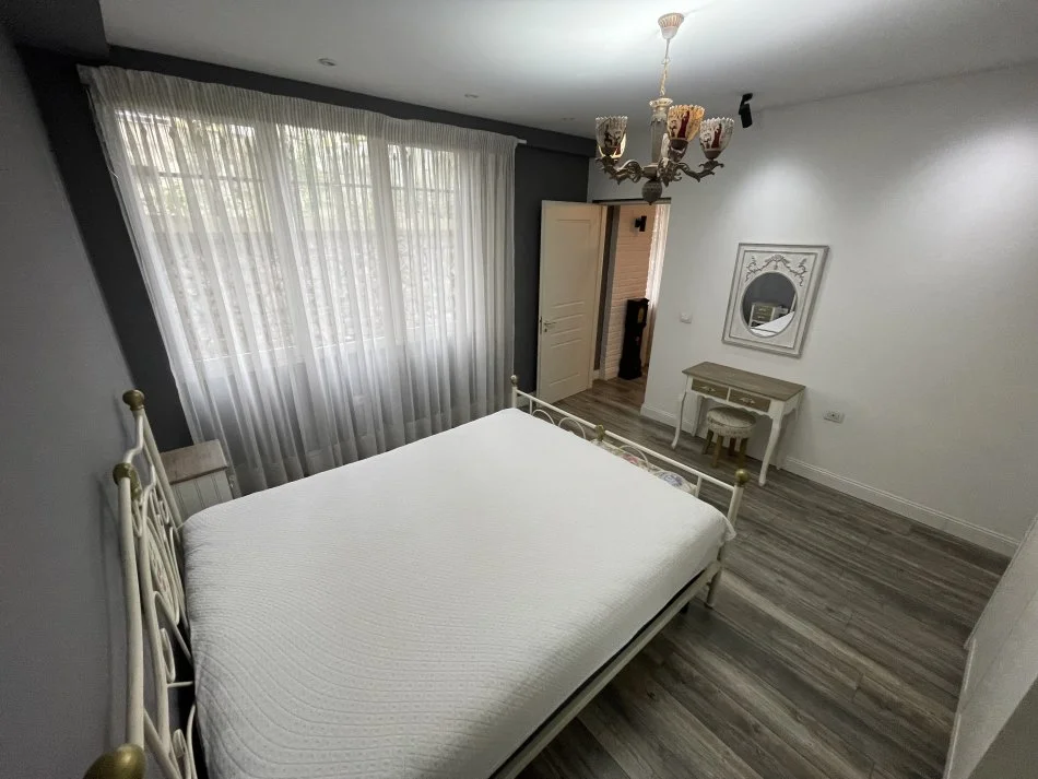Tirane, jepet me qera apartament 1+1+Aneks+Ballkon Kati 1, 80 m² 550 € (Peti , Liqeni Thate)