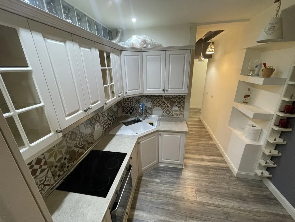 Tirane, jepet me qera apartament 1+1+Aneks+Ballkon Kati 1, 80 m² 550 € (Peti , Liqeni Thate)