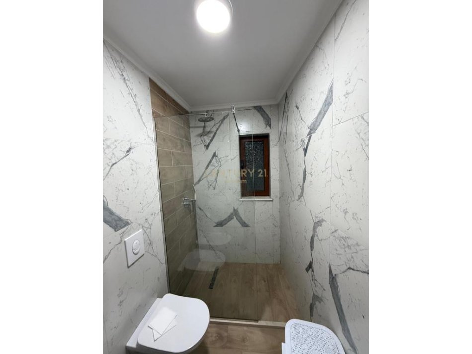 Tirane, jepet me qera apartament 2+1 Kati 4, 85 m² 650 € (Vasil Shanto)