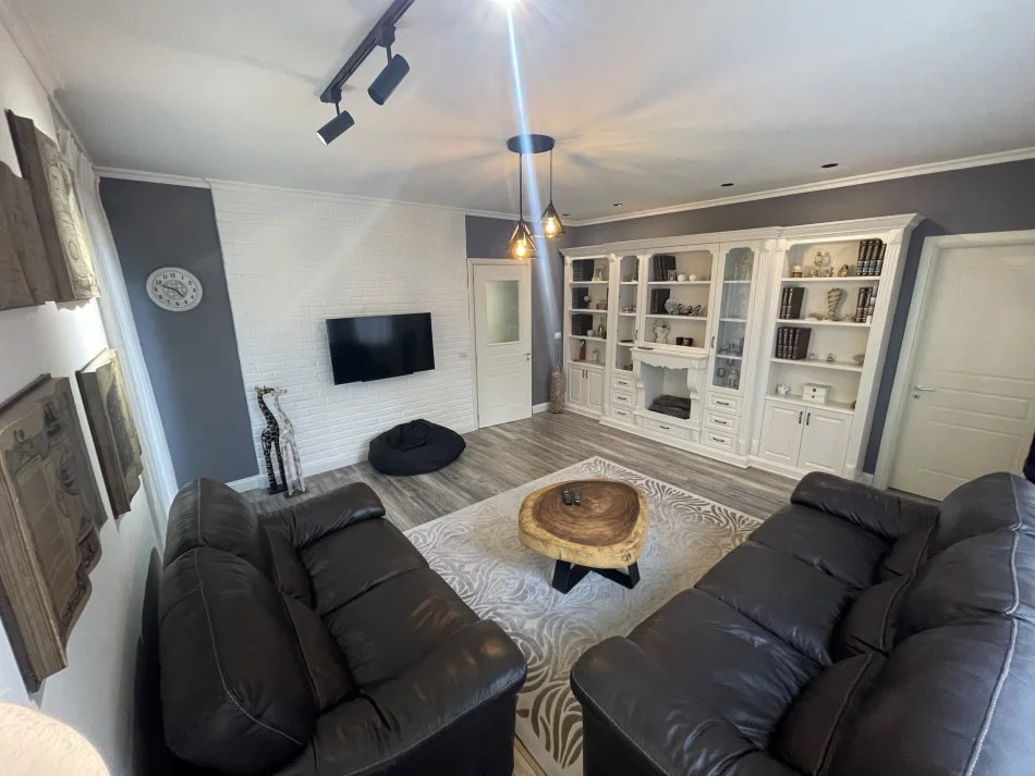 Tirane, jepet me qera apartament 1+1+Aneks+Ballkon Kati 1, 80 m² 550 € (Peti , Liqeni Thate)