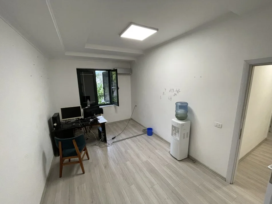 Tirane, jepet me qera zyre Kati 1, 75 m² 600 € (BLLOKU)