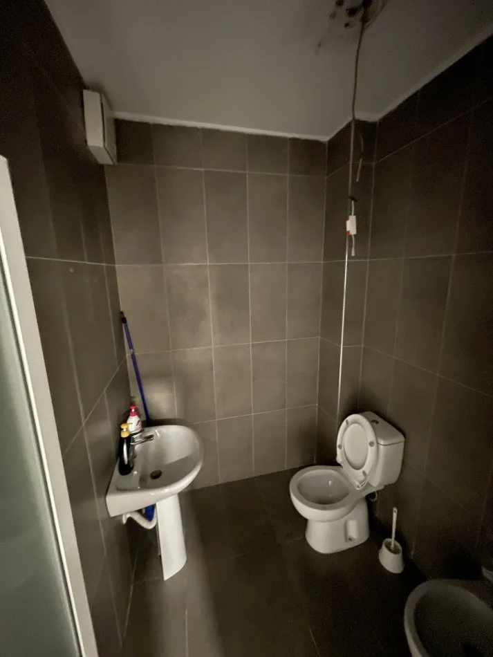 Tirane, jepet me qera zyre Kati 1, 75 m² 600 € (BLLOKU)