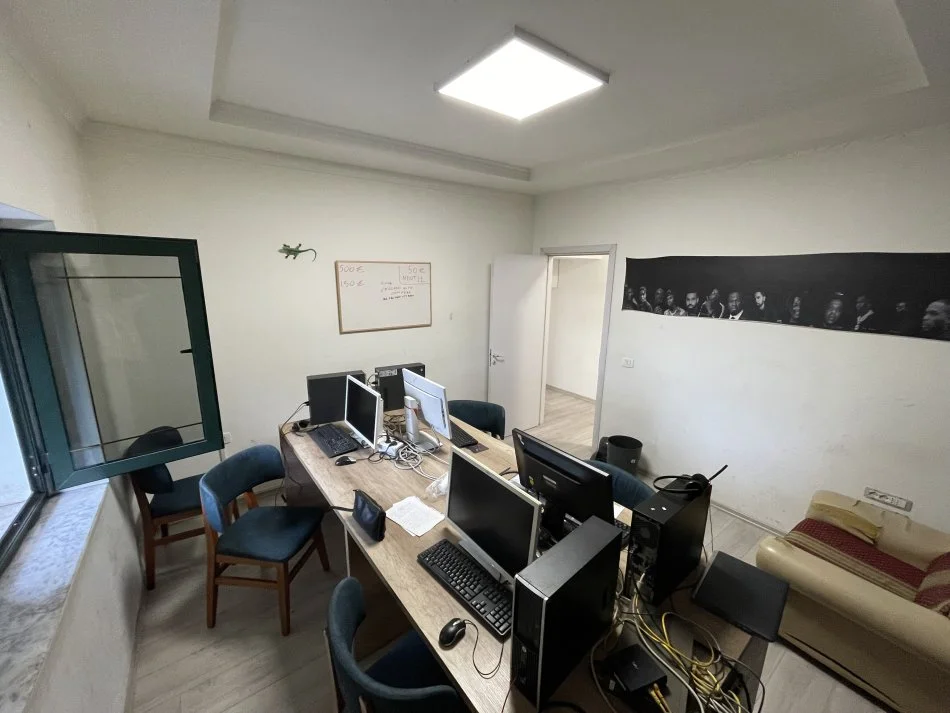 Tirane, jepet me qera zyre Kati 1, 75 m² 600 € (BLLOKU)