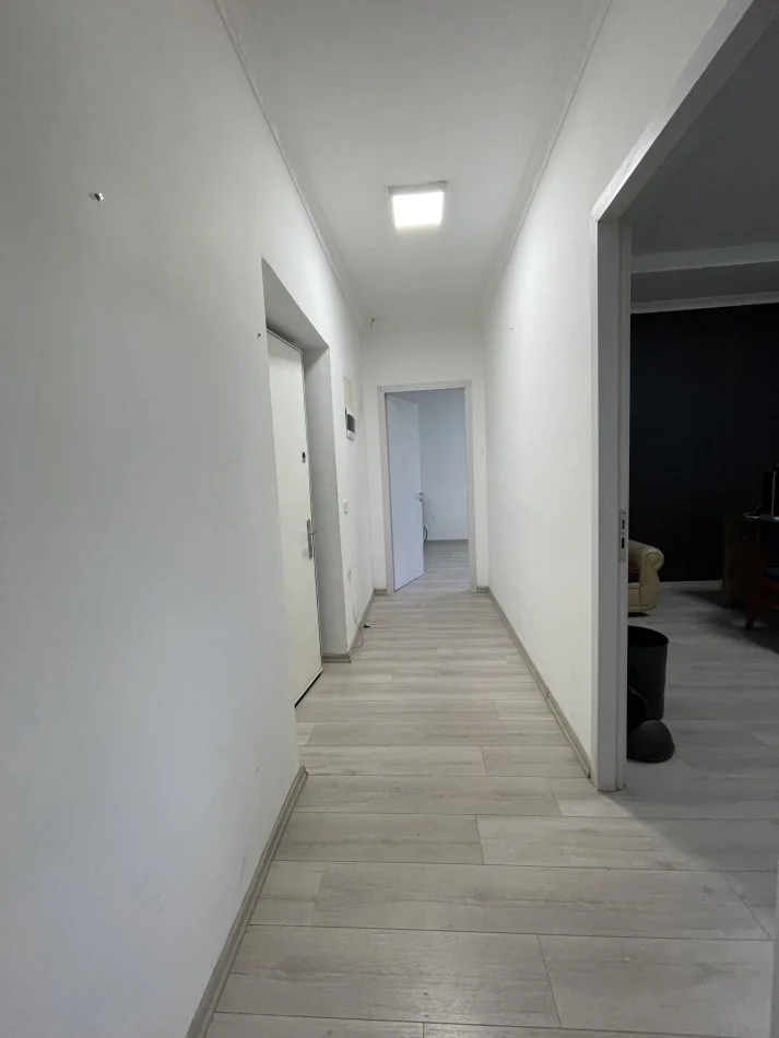 Tirane, jepet me qera zyre Kati 1, 75 m² 600 € (BLLOKU)