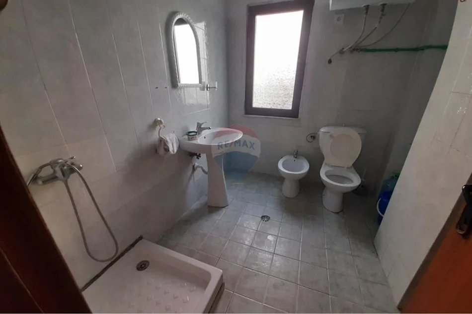 Tirane, jap me qera 1+1 , 65 m² 350 € (Brryl)