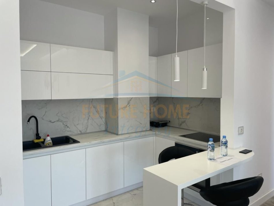 Tirane, jepet me qera apartament 1+1 Kati 8, 80 m² 800 € (Shallvaret)