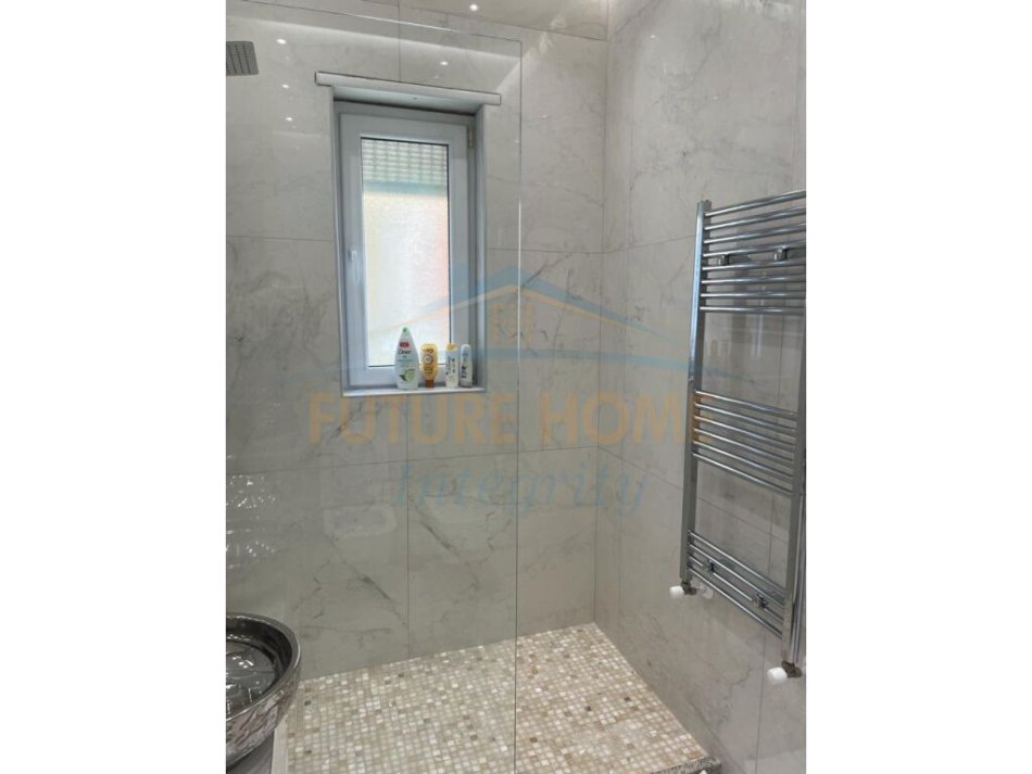 Tirane, jepet me qera apartament 1+1 Kati 8, 80 m² 800 € (Shallvaret)