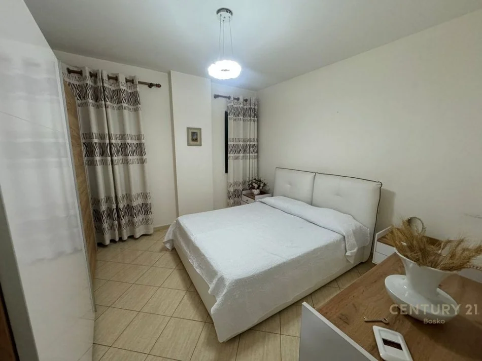 Tirane, jepet me qera apartament 2+1 Kati 2, 126 m² 700 € (Fresk)