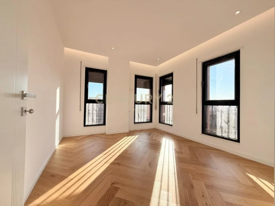 Tirane, shes apartament 2+1+Aneks+Ballkon Kati 7, 105 m² 261.300 € (Shkolla e Kuqe)