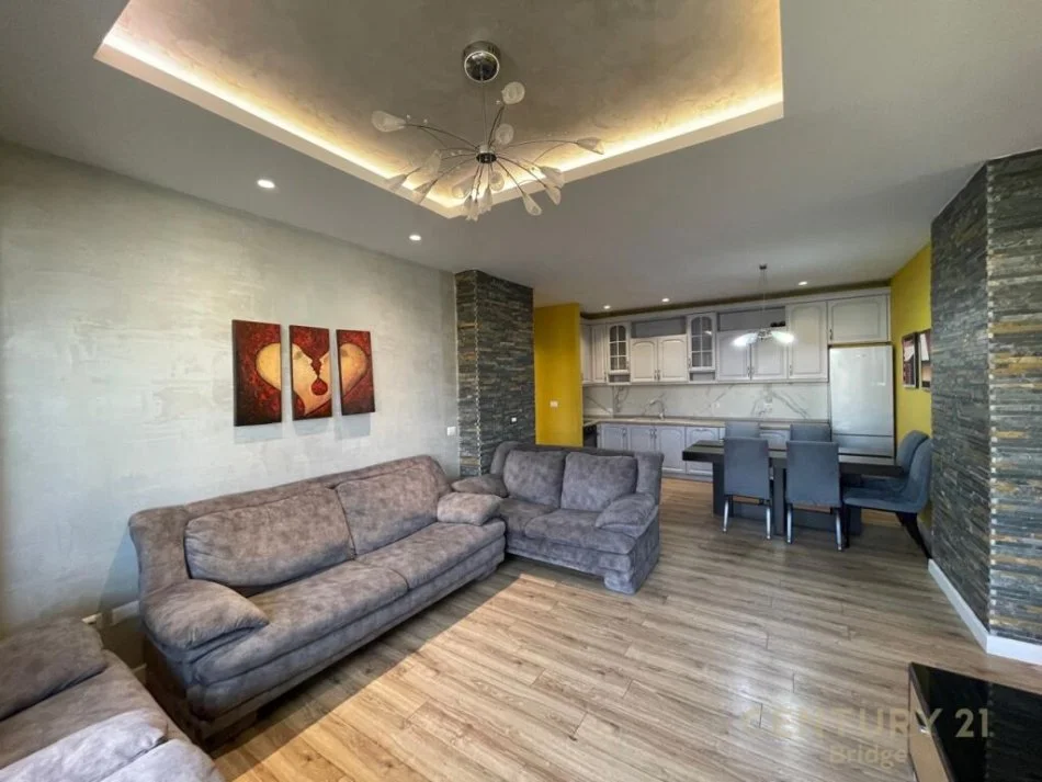 Tirane, jepet me qera apartament 3+1 , 950 € (Rruga e kosovareve)