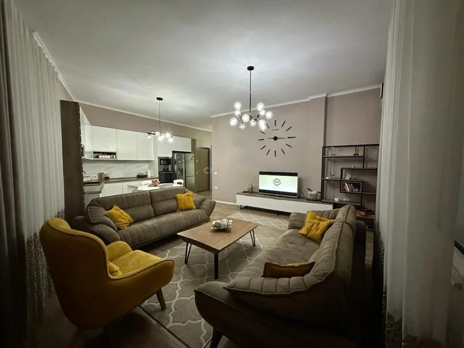 Tirane, jepet me qera apartament 2+1 Kati 1, 90 m² 700 € (Kopshti zoologjik)