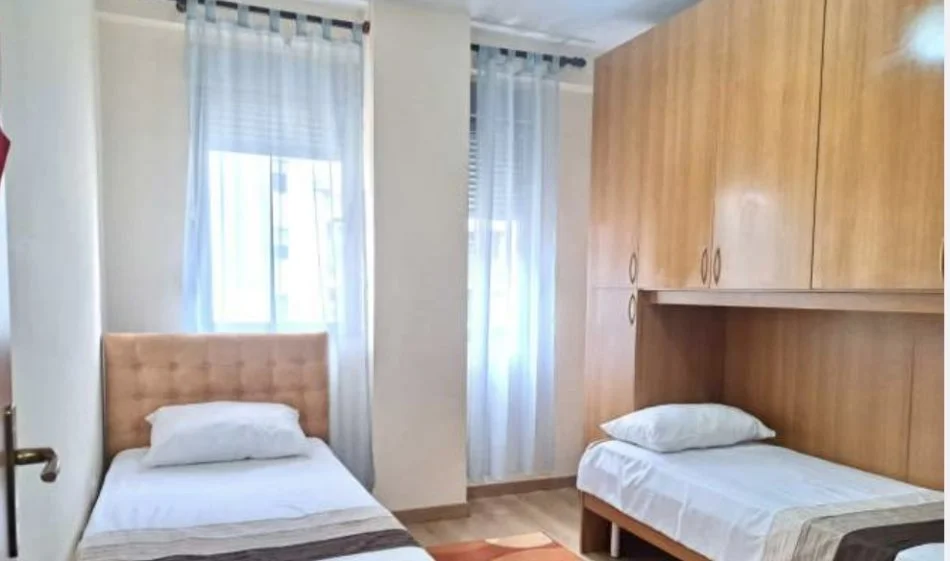 Tirane, jepet me qera apartament 2+1+Ballkon Kati 6, 104 m² 700 € (Condor Center , Rruga e Kavajes)
