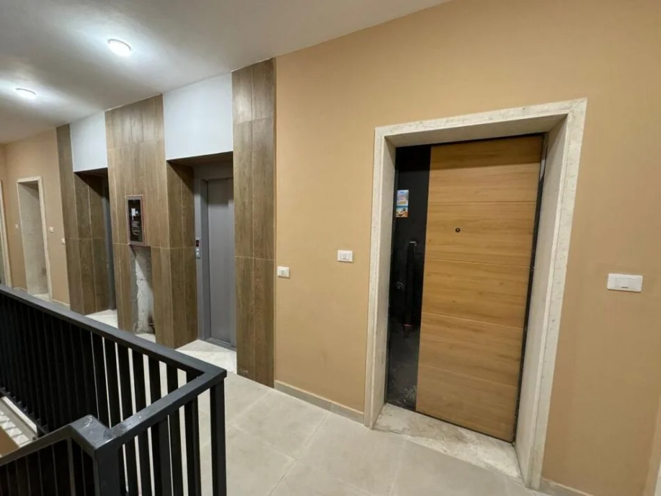 Tirane, jepet me qera zyre Kati 2, 49 m² 450 € (Ish Statcioni i trenit)