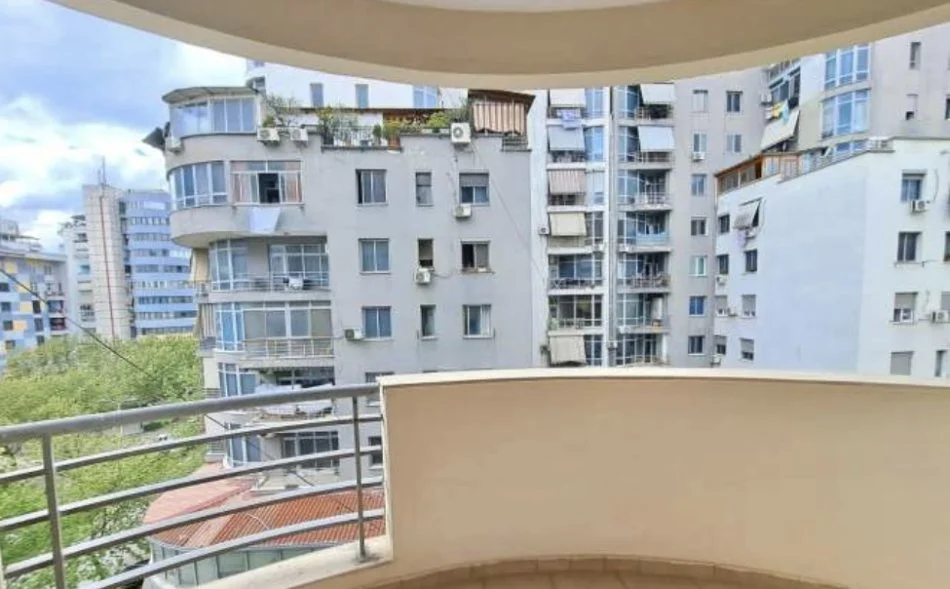 Tirane, jepet me qera apartament 2+1+Ballkon Kati 6, 104 m² 700 € (Condor Center , Rruga e Kavajes)