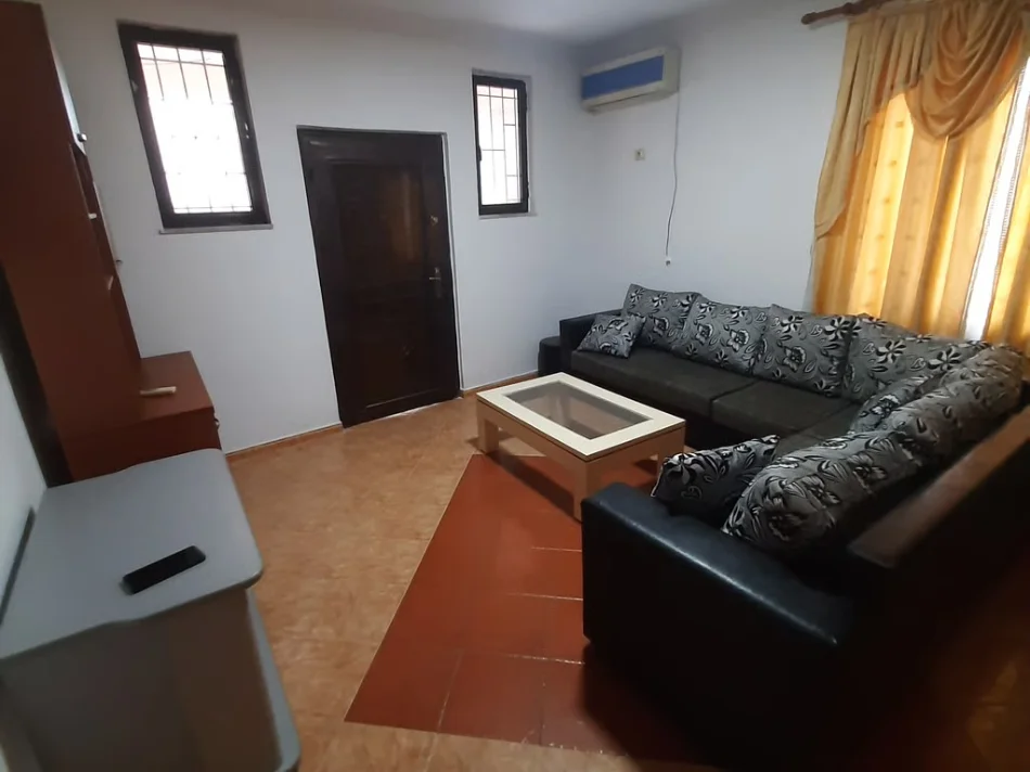 Tirane, jepet me qera apartament 1+1+Aneks+Ballkon Kati 2, 60 m² 400 € (rruga 5 maji)