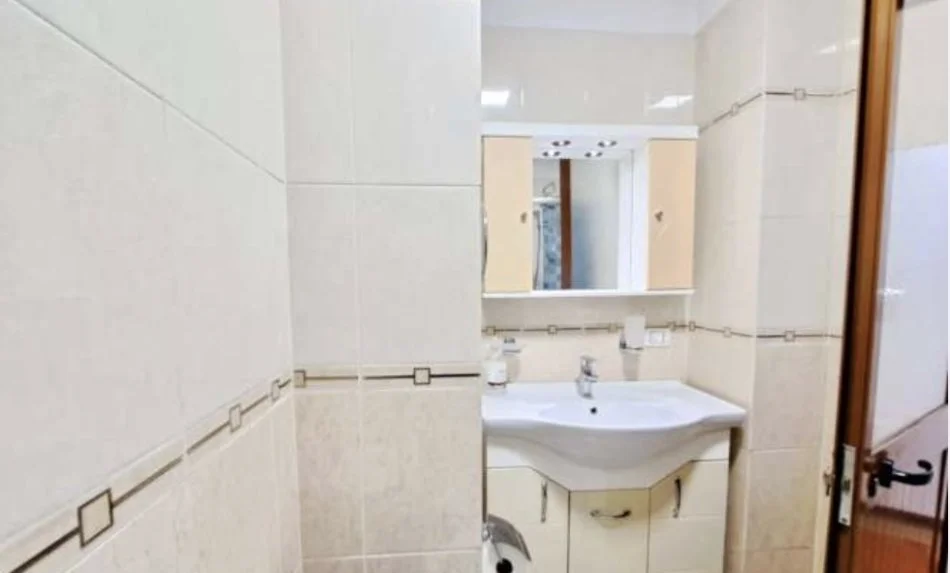 Tirane, jepet me qera apartament 2+1+Ballkon Kati 6, 104 m² 700 € (Condor Center , Rruga e Kavajes)