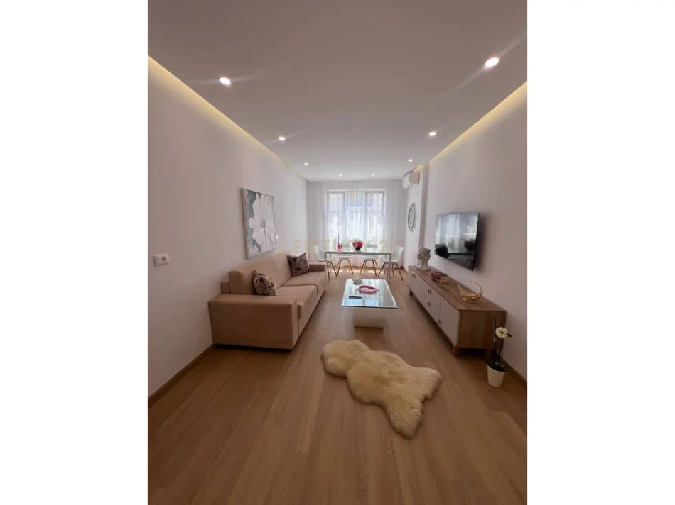 Tirane, jepet me qera apartament 2+1+Aneks+Ballkon Kati 3, 90 m² 850 € 