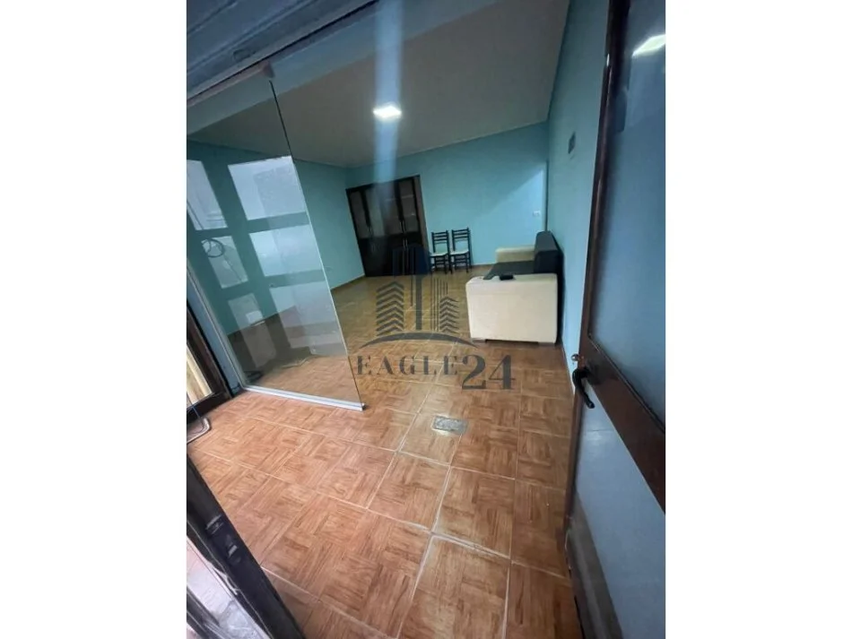Tirane, shitet dyqan , 38 m² 72.000 € (Fusha Aviacionit)