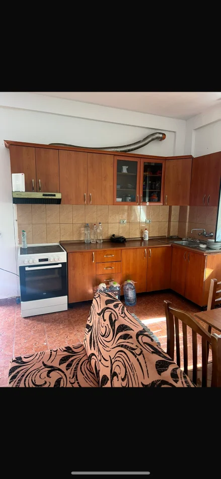 Tirane, jap me qera apartament 1+1 Kati 1, 65 m² 270 € (Rruga kadri kerciku)