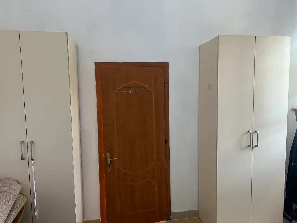 Tirane, jepet me qera apartament 1+1 Kati 1, 300 € (Rruga hekurran marra)
