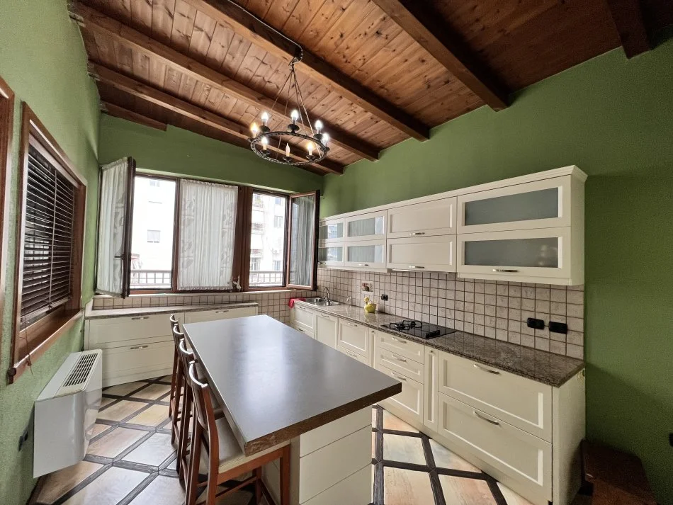 Tirane, jepet me qera apartament 3+1+Aneks+Ballkon Kati 9, 210 m² 1.000 € (Rruga e Kavajes)