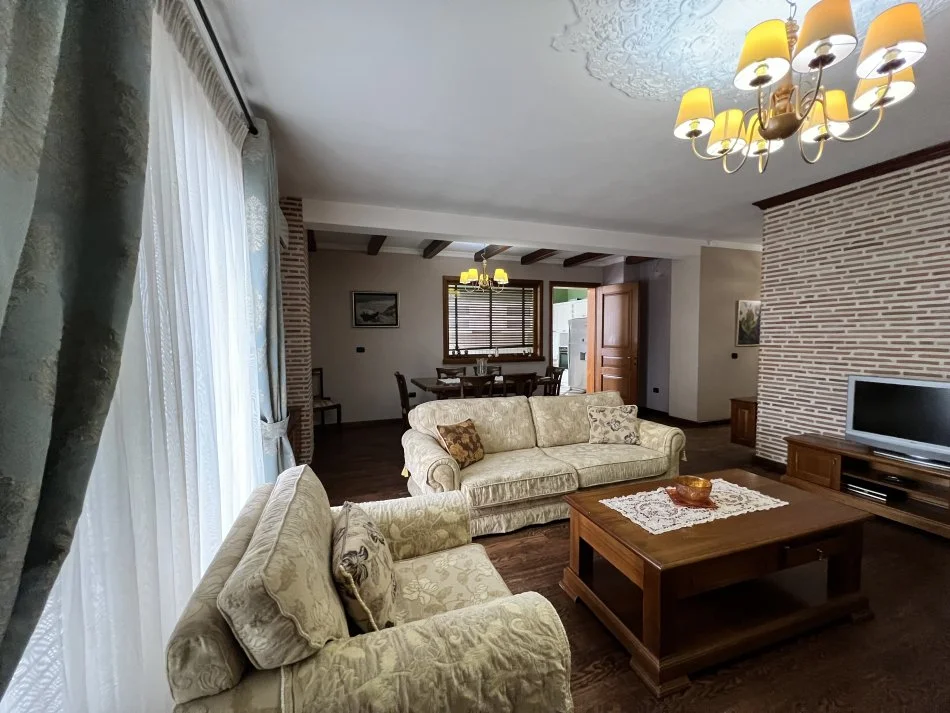 Tirane, jepet me qera apartament 3+1+Aneks+Ballkon Kati 9, 210 m² 1.000 € (Rruga e Kavajes)