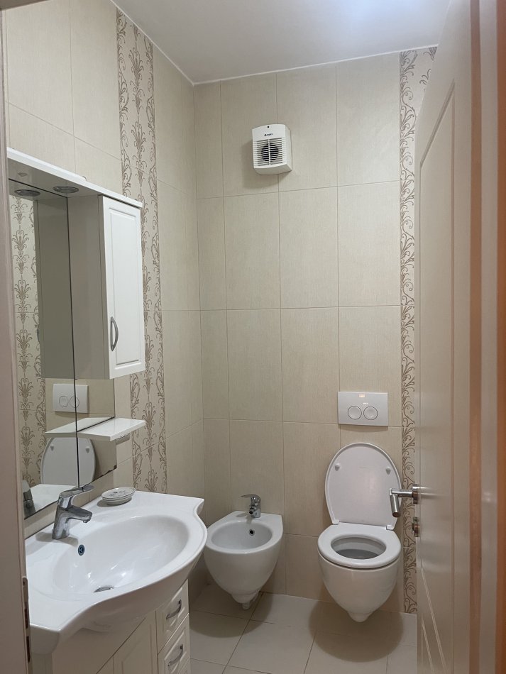 Tirane, jepet me qera apartament 2+1+Ballkon Kati 3, 100 m² 650 € (Rruga Bilal Golemi)