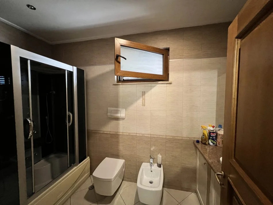 Tirane, jepet me qera apartament 3+1+Aneks+Ballkon Kati 9, 210 m² 1.000 € (Rruga e Kavajes)