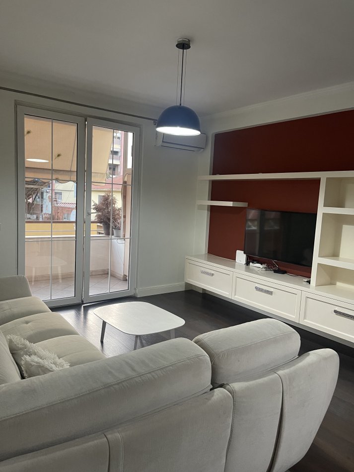 Tirane, jepet me qera apartament 2+1+Ballkon Kati 3, 100 m² 650 € (Rruga Bilal Golemi)