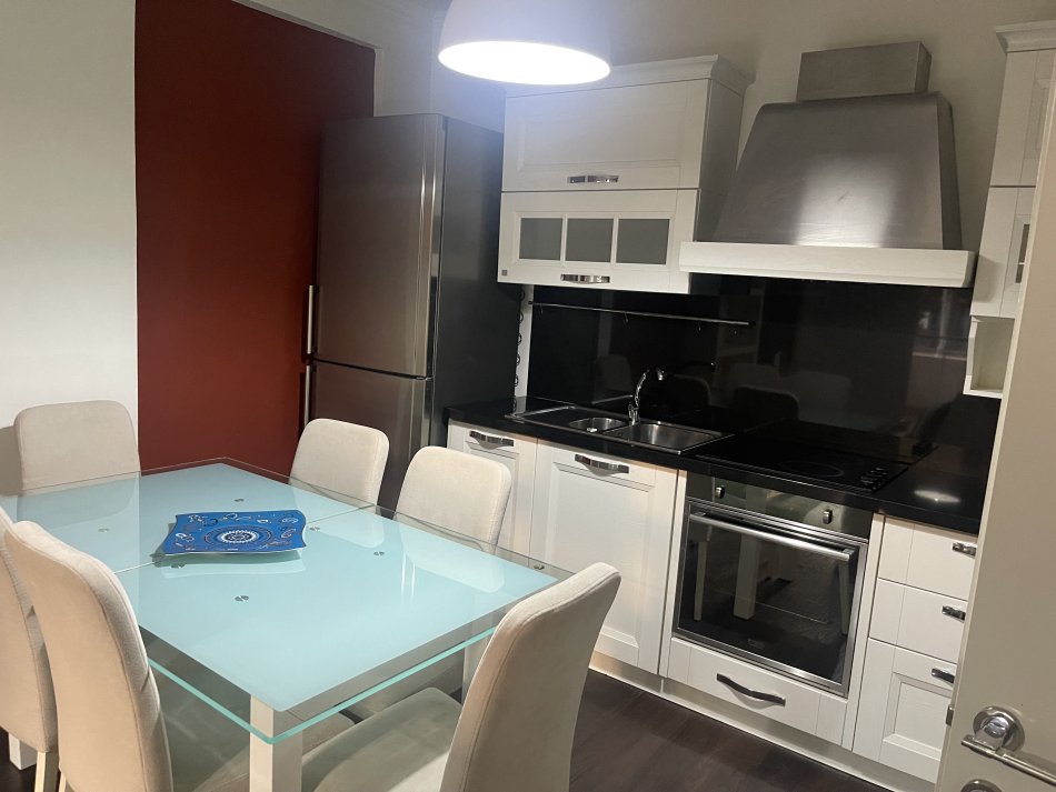Tirane, jepet me qera apartament 2+1+Ballkon Kati 3, 100 m² 650 € (Rruga Bilal Golemi)