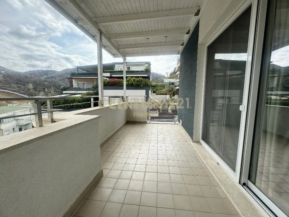 Tirane, jepet me qera apartament 2+1+Aneks+Ballkon Kati 4, 120 m² 1.500 € (Liqeni thate)