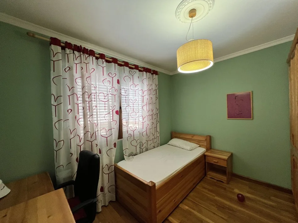 Tirane, jepet me qera apartament 3+1+Aneks+Ballkon Kati 9, 210 m² 1.000 € (Rruga e Kavajes)