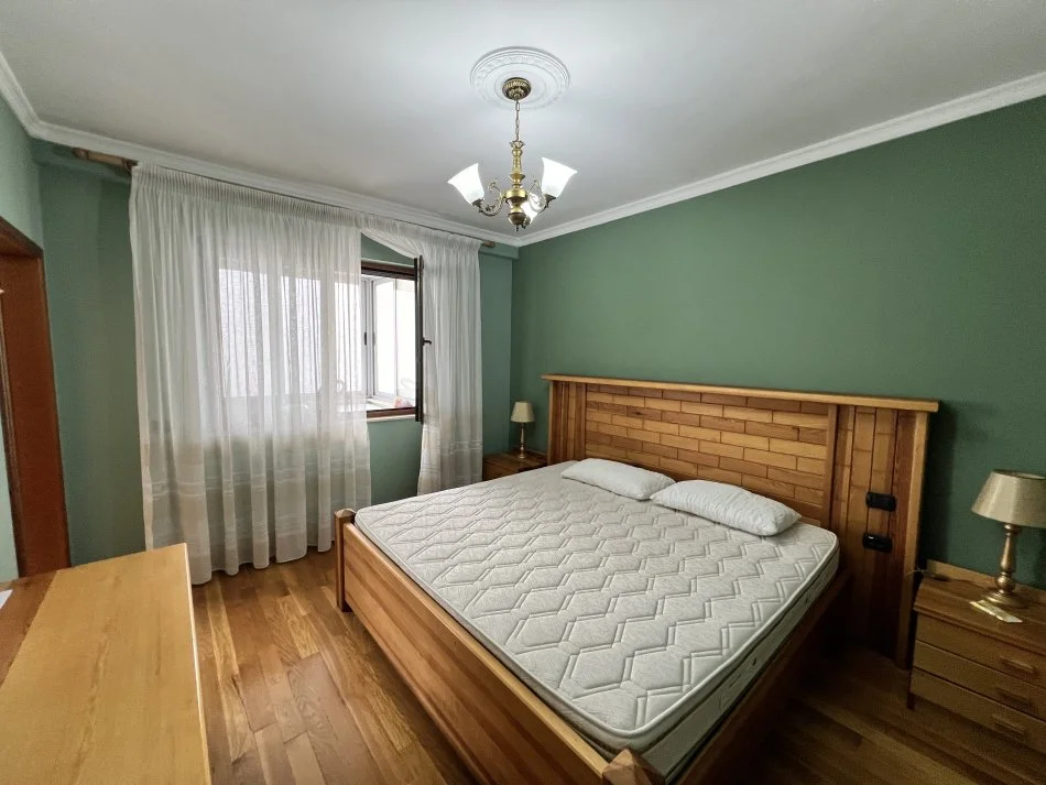Tirane, jepet me qera apartament 3+1+Aneks+Ballkon Kati 9, 210 m² 1.000 € (Rruga e Kavajes)