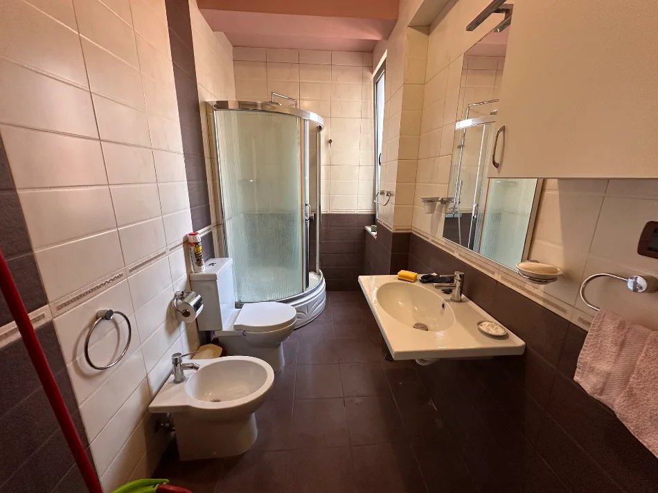 Tirane, jepet me qera apartament 2+1+Aneks+Ballkon , 100 m² 730 € (Rruga Fortuzi, pas Mokador)