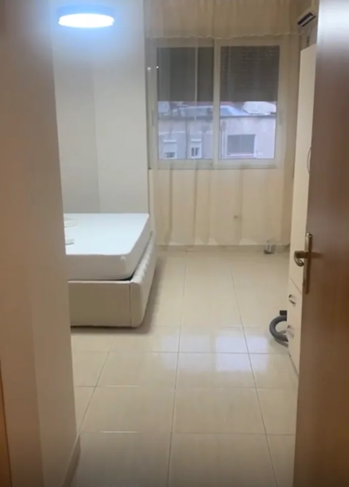 Tirane, jepet me qera apartament 1+1 Kati 4, 650 € (Rruga elbasanit)