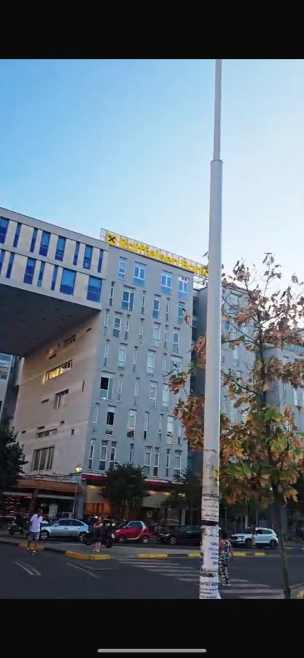 Tirane, jepet me qera ambjent biznesi Kati 2, 98 m² 900 € (Komuna e Parisit)