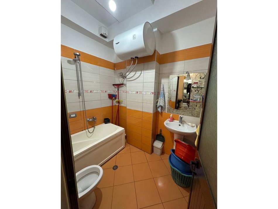 Tirane, shitet apartament 2+1 Kati 1, 75 m² 155.000 € (Xhamllik)