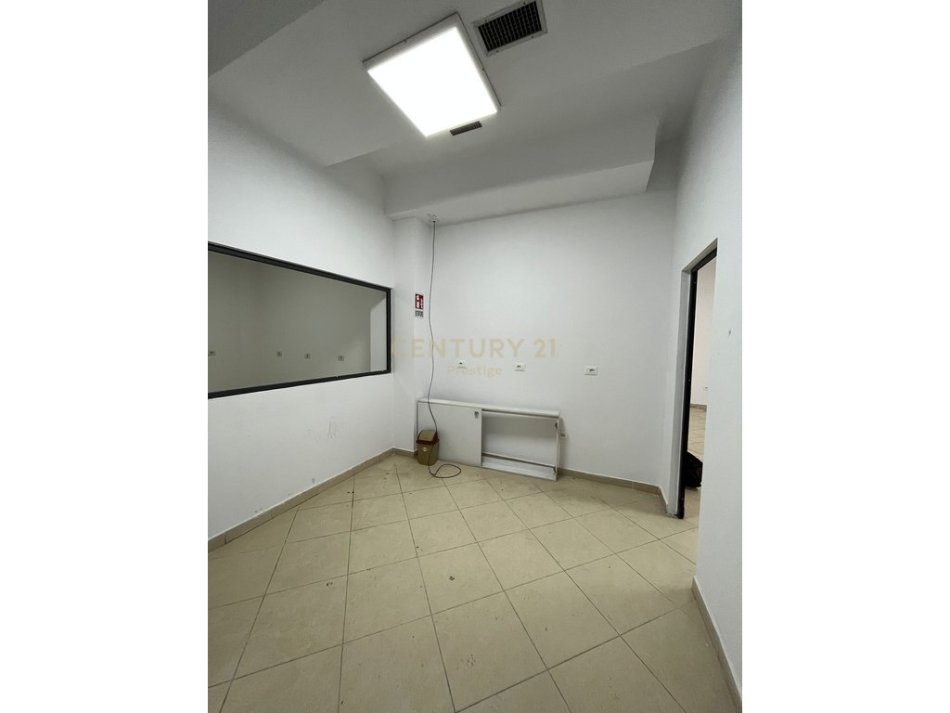 Tirane, jepet me qera zyre Kati 3, 165 m² 2.000 € (Condor Center)