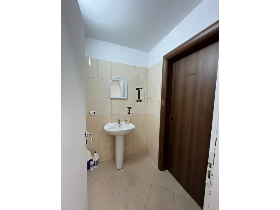 Tirane, jepet me qera zyre Kati 3, 165 m² 2.000 € (Condor Center)