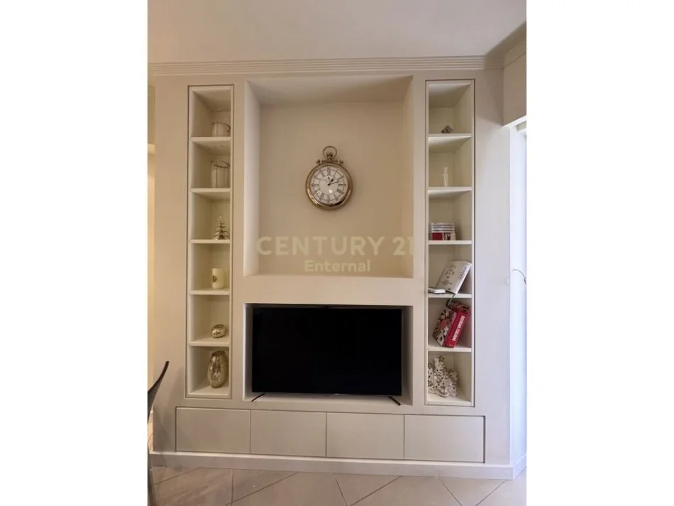 Tirane, jepet me qera apartament 3+1 Kati 6, 136 m² 1.500 € (Rruga e Kosovareve)